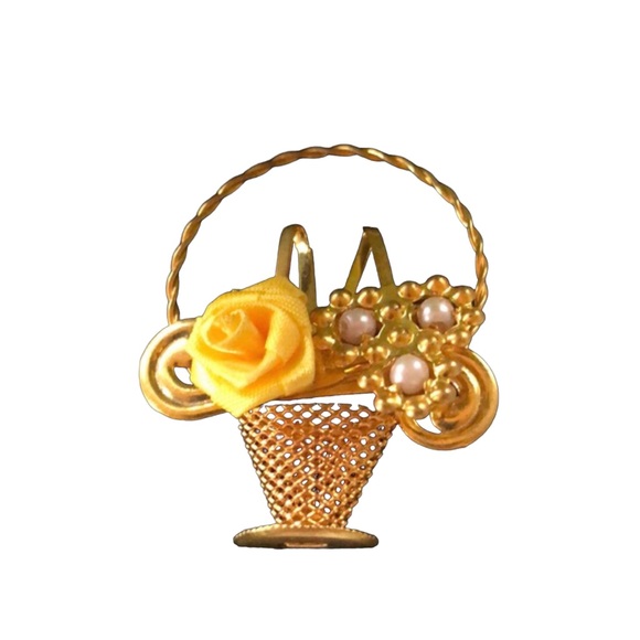 Queen Elizabeth style Vintage flower basket brooch - Picture 1 of 5